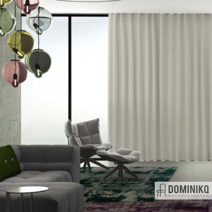 Luxe gordijn Ori van Kendix met subtiele glans in moderne woonkamer, polyester gordijnstof voor optimale privacy en stijl.