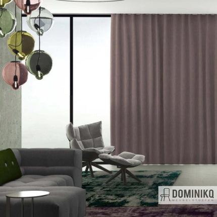 Luxe gordijnstof Ori van Kendix, De Ploeg, in woonkamer met moderne inrichting. Elegante, subtiele glans voor stijl en privacy.