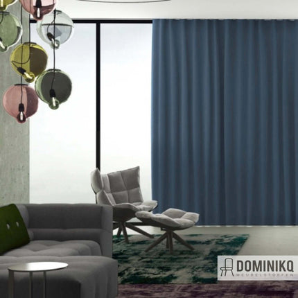 Blauwe gordijnstof Ori van De Ploeg, Kendix in een moderne woonkamer. Elegant met subtiele glans, polyester. Vanaf 5 meter 10% korting.