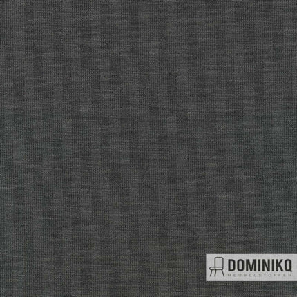 Uniform Melange stof van Kvadrat Febrik, gebreid met een natuurlijke wolmix, te zien in een donkergrijze kleurvariant.