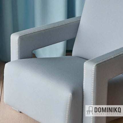 Zachte blauwe stoel bekleed met Kvadrat Febrik Uniform Melange stof, ideaal voor luxe interieurontwerpen.
