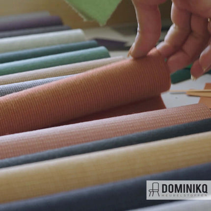 Naveli wollen bekledingstextiel in diverse kleuren van Kvadrat, met uitstekende brandvertragende eigenschappen en modernistische inspiratie.