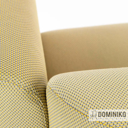 Detail van de gebreide stoffen van Kvadrat Febrik Drop, sportieve kleurencombinatie van geel en blauw op gestoffeerd meubel.
