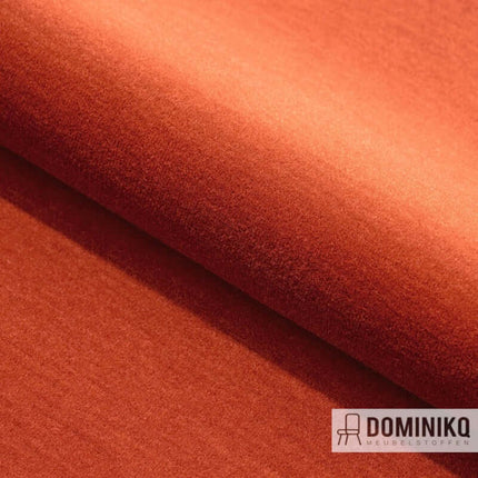 Fluwelen stretch meubelstof Kvadrat Gentle 2 in warme oranje tinten, unieke gebreide structuur op tweelaags schuim.