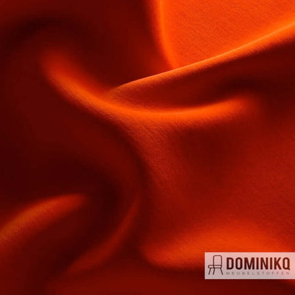 Kvadrat Febrik Gentle 2 gebreide stretch fluwelen meubelstof in levendige oranje tint. Luxe textiel voor unieke interieurprojecten.