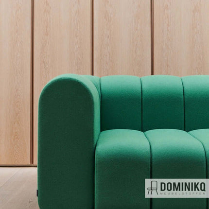 Groene bank bekleed met Hero 2 stof van Kvadrat, ontworpen door Patricia Urquiola. Ideaal voor modern interieurontwerp.