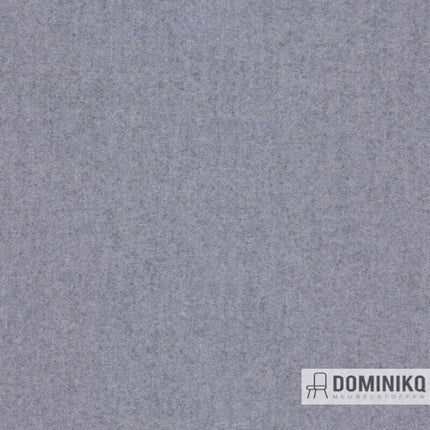 Grijze Hero Heather stof van gevilt wol, ontworpen door Patricia Urquiola, met een gemêleerde textuur en zachte uitstraling.