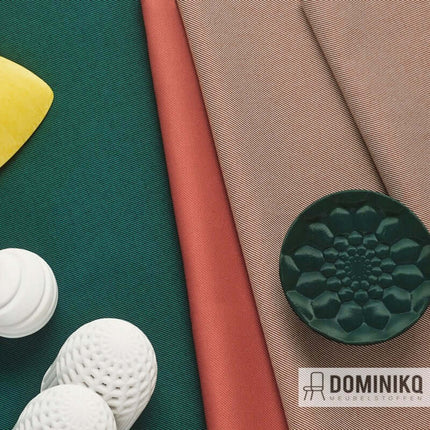 Stoffen van Kvadrat Relate collectie in groen, rood en beige voor bureauschermen en wandpanelen, met open structuur voor ventilatie.