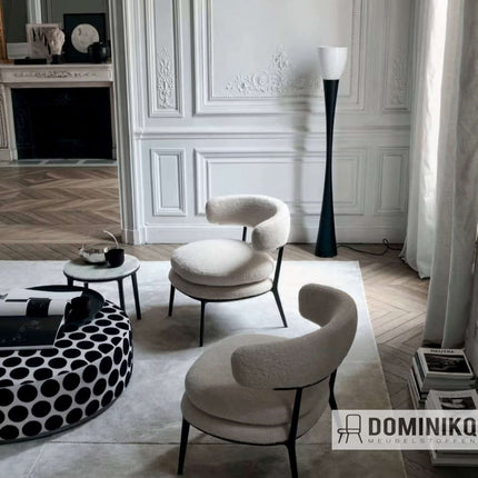 Luxe interieur met Sahco Acca bekleding in een stijlvolle woonkamer met moderne stoelen en een geometrisch patroon kruk.