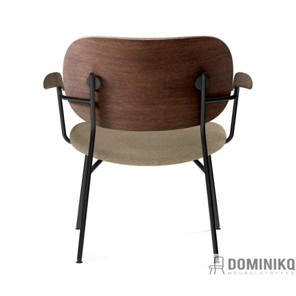 Achteraanzicht van stoel bekleed met Kvadrat Sahco Base stof, metalen poten en houten rugleuning. Ideaal voor modern interieur.