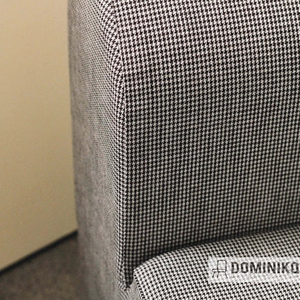 Bank bekleed met Clifford-stof van Sahco, eigentijdse jacquard met glans en natuurlijke linnen look, ideaal voor elegant interieur.