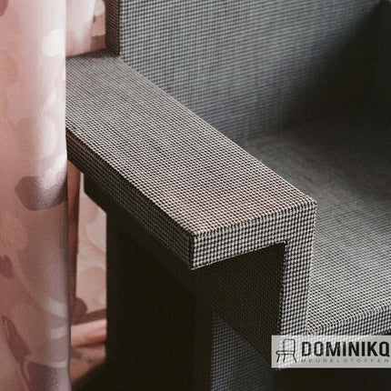 Stoel gestoffeerd met Sahco Clifford stof, eigentijds en elegant, ideaal voor elk interieur. Verkrijgbaar in 6 kleuren.