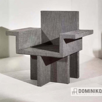 Grijze gestoffeerde designstoel met strakke, geometrische lijnen in eigentijdse stijl, bekleed met hoogwaardige stof van Dominikq.