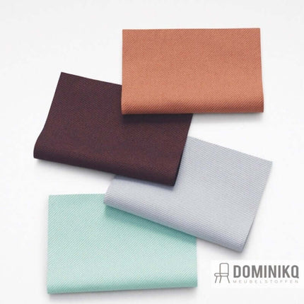Set van vier gevouwen stalen van Twill Weave meubelstof in verschillende kleuren, ontworpen door Jonathan Olivares voor Kvadrat.