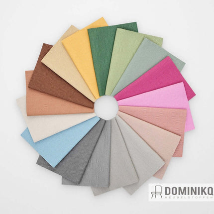 Stofstalen van Kvadrat's Broken Twill Weave in een waaier van 17 kleuren, gemaakt van gerecycled polyester, duurzaam en slijtvast.