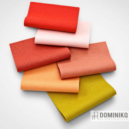 Stapel van kleurrijke Hero 2 stoffen van Kvadrat, ontworpen door Patricia Urquiola, ideaal voor meubelstoffering.