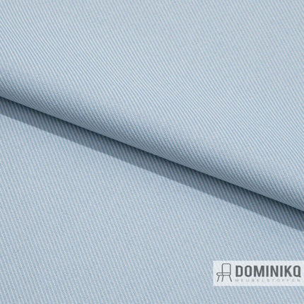 Kvadrat Relate Screen 698 stof voor bureauschermen en wandpanelen, open structuur voor ventilatie, lichtblauw ontwerp.