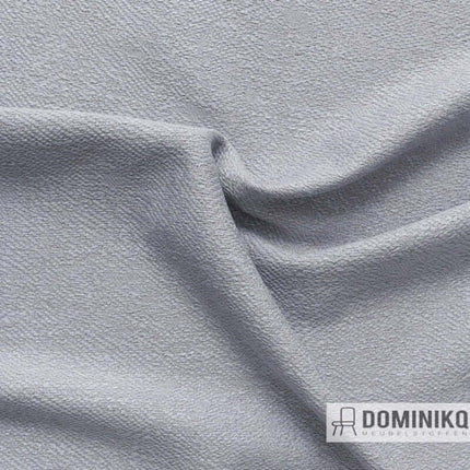 Textuur van de Kvadrat Sahco Keiga stof, matte wol in lichtgrijze tint met een subtiel glanseffect. Ideaal voor elke interieurstijl.