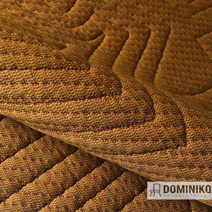 Gebreide meubelstof Kvadrat Febrik, ontworpen door Textielstudio BYBORRE, met mode-geïnspireerd patroon. Kleur: geelbruin.