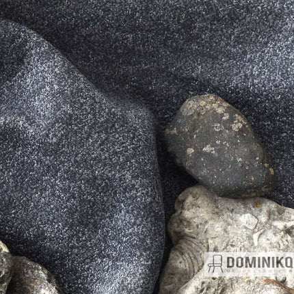 Arda meubelstof van Kvadrat met natuurlijke pixelstructuur, geïnspireerd door afgelegen natuur, onderdeel van design by Nature project.