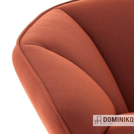 Detail van rood gebreid Kvadrat - Febrik Plecto meubelstof met sportieve, multidimensionale structuur.