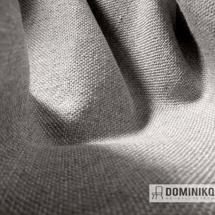 Grijze stoftextuur van Sunniva 3 door Kvadrat en Raf Simons, met een rijke en complexe structuur voor veelzijdige interieurs.