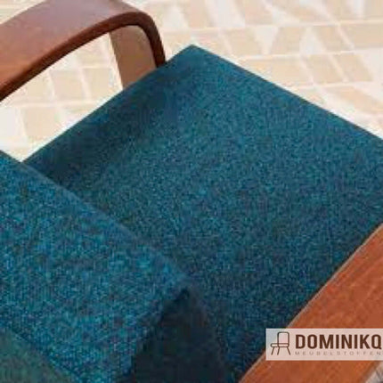 Moderne stoel bekleed met Vanir meubelstof, ontworpen door Raf Simons voor Kvadrat, geïnspireerd op militaire jassen.