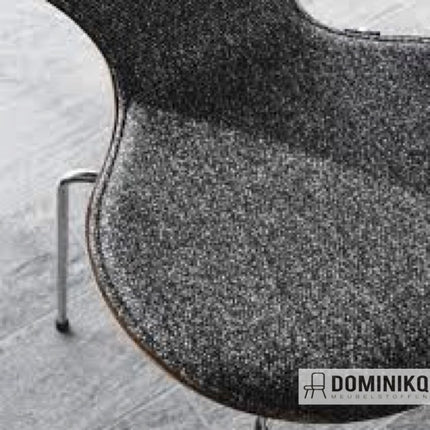 Stijlvolle Kvadrat meubelstof Vanir 913 ontworpen door Raf Simons, geïnspireerd door militaire mode met geborsteld wol en bouclé.