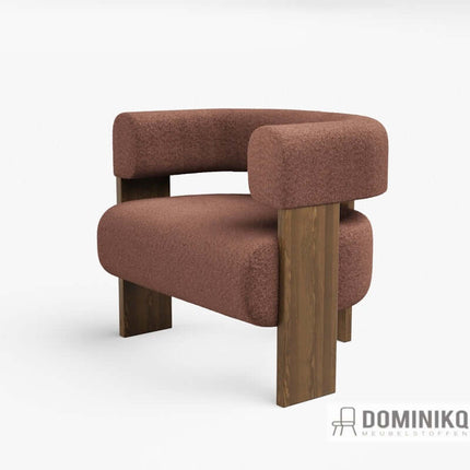 Bruin gestoffeerde stoel met houten poten, bekleed met Kvadrat Sahco Elle bouclé stof in aardse herfsttinten voor een zachte textuur.