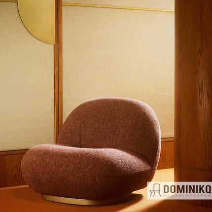 Gestructureerde stoel met zachte stof uit Kvadrat Sahco Moss collectie, ontworpen door Vincent van Duysen en Anna Vilhelmine Ebbesen.