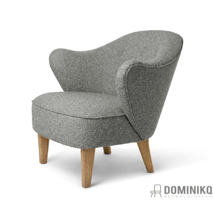 Grijze fauteuil bekleed met Nara meubelstof van katoen en linnen, tijdloos ontwerp, natuurlijke uitstraling, houten poten, geschikt voor interieur.