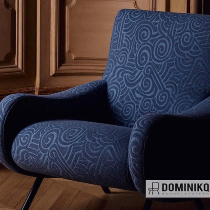 Blauwe fauteuil bekleed met de Nazca-stof van Kvadrat Sahco met spiraalpatroon, ontworpen door Vincent van Duysen.