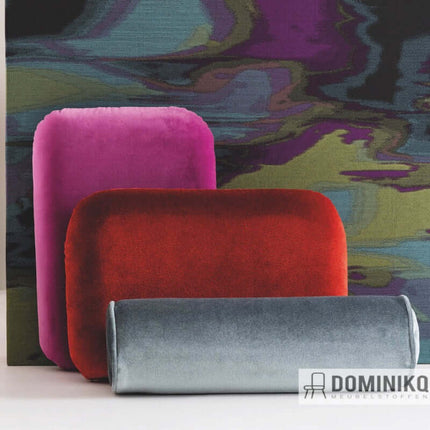 Fluwelen meubelstof in roze, rood en grijs van de Kvadrat Sahco Proof collectie, met een kleurrijke achtergrond.