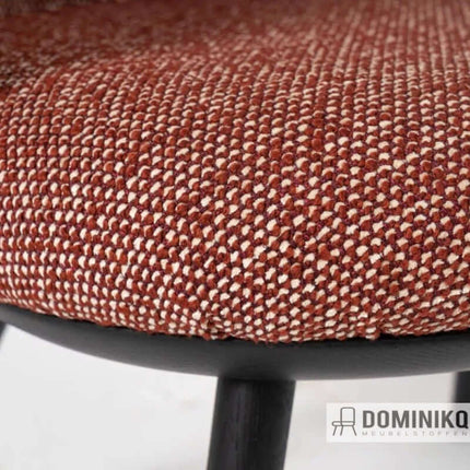 Detail van roodbruine Safire meubelstof met robuuste structuur, geweven met bouclé en chenille garens voor zachte aanraking.