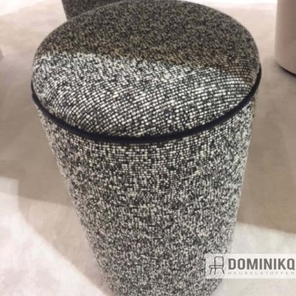 Kruk bekleed met handgeweven Kvadrat Sahco Sequence stof, Italiaans ontwerp, natuurlijke textuur in zwart-wit tinten.