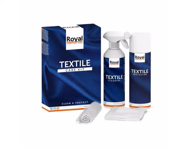 Textiel verzorgingskit van Royal Furniture: 2 x 500 ml flessen met doek en washand voor optimale bescherming en reiniging van stoffen.