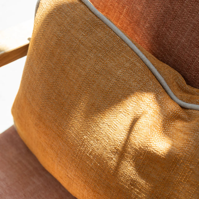 Oranje Vescom Fuga decoratieve stof met fijne textuur op stoel.