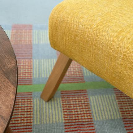 Decoratieve stof Vescom Fuga 7081.01 in geel op stoel, fijne textuur en diepte, geschikt voor elk interieurontwerp.