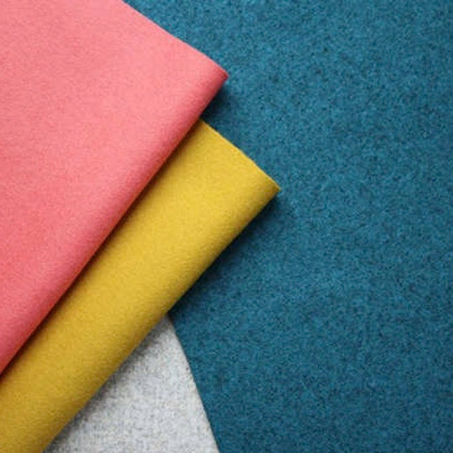 Drie Camira Blazer stoffen op elkaar: roze, goudkleurig en blauwgroen, geschikt voor hoogwaardige meubelstoffering.