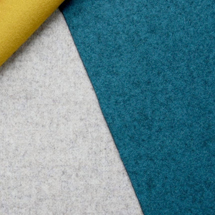 Stoffen van Camira Blazer in goud, wit en blauw, gemaakt van 100% Nieuw-Zeelandse lamswol, afgewerkt met biljartlaken vilt.