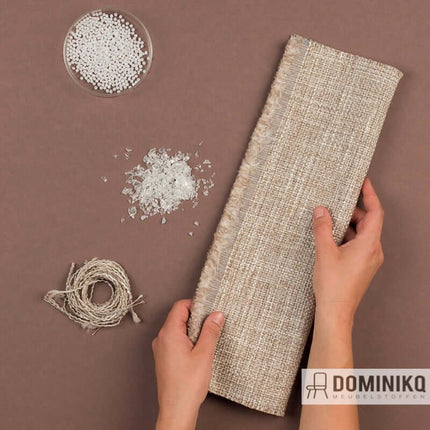 Handen houden Mida stof door De Ploeg, robuust gehaakt, gerecycled PET, 19 kleuren, duurzaam, met brandvertraging en wasbaarheid.