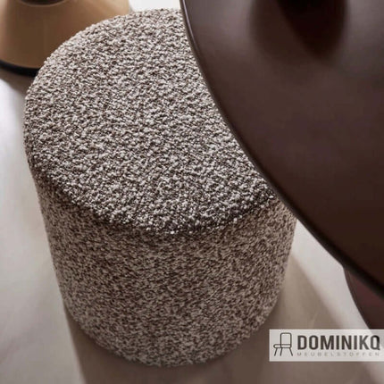 Elegante poef bekleed met De Ploeg Nuvola bouclé-stof, luxe en slijtvast. Vanaf 5 meter 10% korting. I Dominikq meubelstoffen.