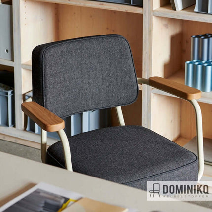 Stoel bekleed met Kvadrat Re-wool 2 stof, ontworpen door Margrethe Odgaard, met duurzame en stijlvolle grijze wolblend.