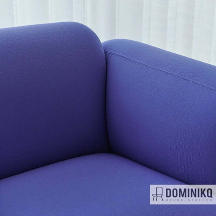 Paarse stoel bekleed met Kvadrat Steelcut Quartet 664, zachte textuur en gemêleerde kleuren, diagonale weefstructuur. Slijtvast ontwerp.