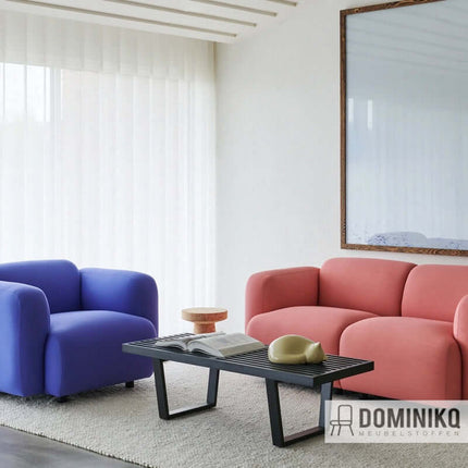 Moderne zitkamer met kleurrijke Kvadrat Steelcut Quartet fauteuils en bank in gemêleerde kleuren, decoratief tafelontwerp.