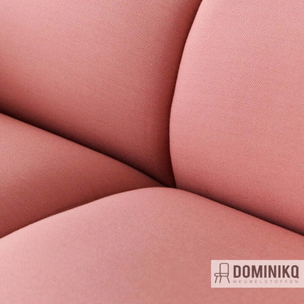 Detail van Kvadrat Steelcut Quartet 644, roze stof met diagonale weefpatroon en zachte, diepkleurige uitstraling.