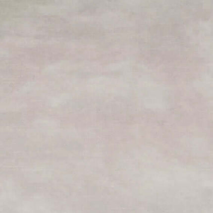 Fluwelen meubelstof Aristide Markle 200 Pearl met glanzende uitstraling en rijke textuur, brandvertragend en slijtvast polyester.