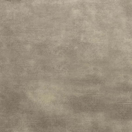 Taupekleurige Aristide Markle meubelstof met lichte glans en rijke uitstraling, gemaakt van 100% vuurbestendig polyester.