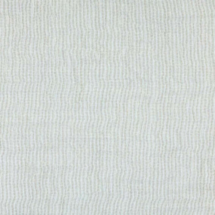 Textuur van Aristide Nelly gordijnstof in off-white, semi-transparant ontwerp met zachte glans, ideaal voor lichtdoorlatende gordijnen.