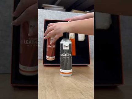 Royal Furniture Leather Care Kit voor gewaxt en geolied leer met fles en accessoires in doos.